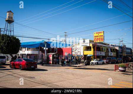 Studi dentistici, farmacie e ottici sulla strada di Los Algodones in Messico, conosciuta localmente come molar City. Foto Stock