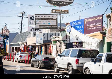 Studi dentistici, farmacie e ottici sulla strada di Los Algodones in Messico, conosciuta localmente come molar City. Foto Stock