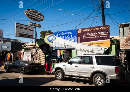 Studi dentistici, farmacie e ottici sulla strada di Los Algodones in Messico, conosciuta localmente come molar City. Foto Stock