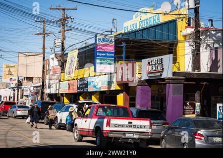 Studi dentistici, farmacie e ottici sulla strada di Los Algodones in Messico, conosciuta localmente come molar City. Foto Stock