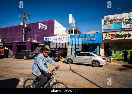 Studi dentistici, farmacie e ottici sulla strada di Los Algodones in Messico, conosciuta localmente come molar City. Foto Stock