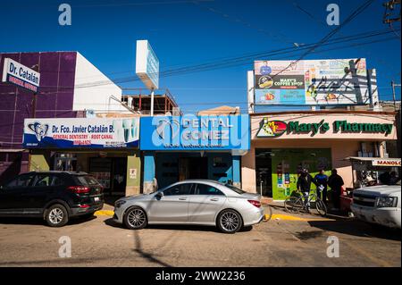 Studi dentistici, farmacie e ottici sulla strada di Los Algodones in Messico, conosciuta localmente come molar City. Foto Stock