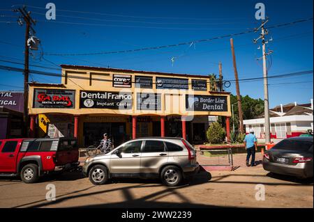 Studi dentistici, farmacie e ottici sulla strada di Los Algodones in Messico, conosciuta localmente come molar City. Foto Stock