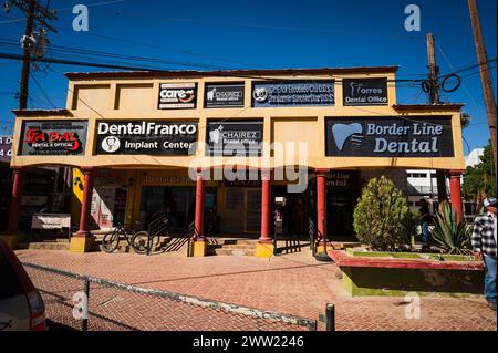 Studi dentistici, farmacie e ottici sulla strada di Los Algodones in Messico, conosciuta localmente come molar City. Foto Stock
