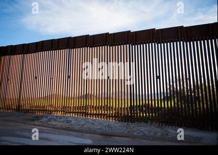 Il muro di confine degli Stati Uniti tra Lukeville in Arizona e Sonoyta in Messico. Foto Stock