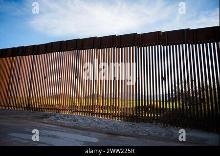 Il muro di confine degli Stati Uniti tra Lukeville in Arizona e Sonoyta in Messico. Foto Stock