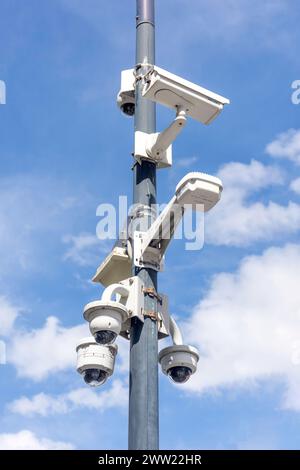 Telecamere e luci di sorveglianza di sicurezza su Crown Street, Wollongong, New South Wales, Australia Foto Stock