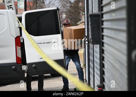 Gli agenti dell'FBI caricano scatole di prove raccolte da un magazzino in un furgone dopo un doppio omicidio a Mount Vernon, New York. La mattina di martedì 19 marzo 2024, un tentativo di rapina e sparatoria ebbe luogo al 137 South 5th Avenue nella città di Mount Vernon, New York. Una persona è morta sulla scena, e un'altra è morta in un ospedale locale. La polizia locale, la polizia di New York e l'FBI stanno cercando l'uomo armato. I nastri della polizia stanno cordonando fuori dalla scena mentre l'indagine continua per tutta la giornata di mercoledì. La registrazione della polizia e' stata creata per permettere al collezionista delle prove Foto Stock