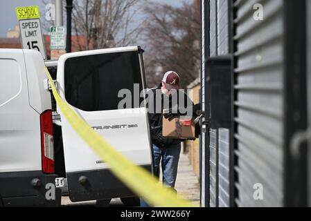 Gli agenti dell'FBI caricano scatole di prove raccolte da un magazzino in un furgone dopo un doppio omicidio a Mount Vernon, New York. La mattina di martedì 19 marzo 2024, un tentativo di rapina e sparatoria ebbe luogo al 137 South 5th Avenue nella città di Mount Vernon, New York. Una persona è morta sulla scena, e un'altra è morta in un ospedale locale. La polizia locale, la polizia di New York e l'FBI stanno cercando l'uomo armato. I nastri della polizia stanno cordonando fuori dalla scena mentre l'indagine continua per tutta la giornata di mercoledì. La registrazione della polizia e' stata creata per permettere al collezionista delle prove Foto Stock