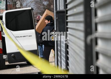 Gli agenti dell'FBI caricano scatole di prove raccolte da un magazzino in un furgone dopo un doppio omicidio a Mount Vernon, New York. La mattina di martedì 19 marzo 2024, un tentativo di rapina e sparatoria ebbe luogo al 137 South 5th Avenue nella città di Mount Vernon, New York. Una persona è morta sulla scena, e un'altra è morta in un ospedale locale. La polizia locale, la polizia di New York e l'FBI stanno cercando l'uomo armato. I nastri della polizia stanno cordonando fuori dalla scena mentre l'indagine continua per tutta la giornata di mercoledì. La registrazione della polizia e' stata creata per permettere al collezionista delle prove Foto Stock