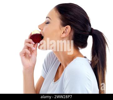 Studio, donna e cupcake di velluto rosso con mangiare per nutrizione, felicità e dieta malsana. Donna, cibo e dolce dolce dolce con torta e spuntino Foto Stock