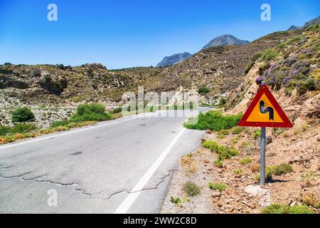 Un segno distintivo a lato di una strada con tracce di proiettili al centro dell'isola di Creta (Grecia) Foto Stock