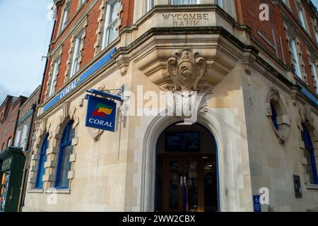 High Wycombe, Regno Unito. 20 marzo 2024. Un negozio di scommesse sui coralli in un vecchio edificio bancario. Crediti: Maureen McLean/Alamy Foto Stock