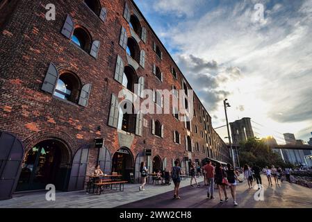 The Empire Stores sul lungomare di Brooklyn Bridge Park, con il ponte di Brooklyn sullo sfondo - DUMBO, Brooklyn, New York City Foto Stock