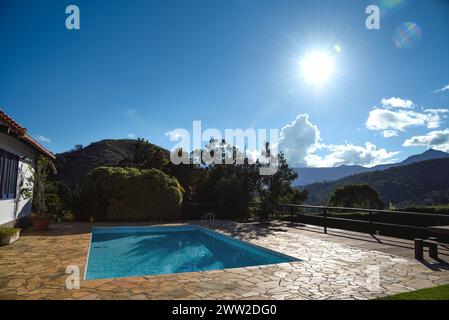 Una piscina all'esterno di una bella casa di campagna in un giorno d'estate - Itaipava, Rio de Janeiro, Brasile Foto Stock