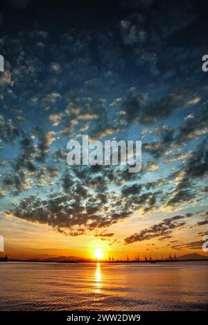 Splendidi cieli al tramonto che si riflettono sulle acque della baia di Guanabara - Molo Mauá, Rio de Janeiro Foto Stock