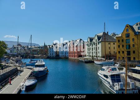 Alesund, Norvegia - 06 07 2022: Splendido porto nel centro della città di Alesund lungo la costa dell'oceano atlantico in Norvegia in una giornata di sole con blu Foto Stock
