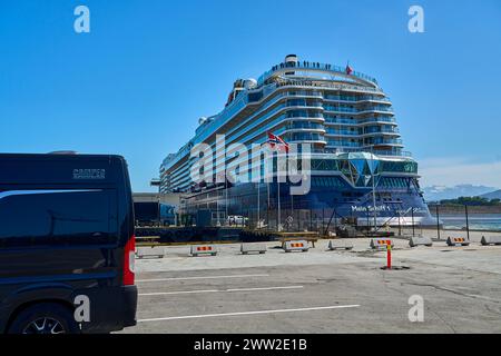 Alesund, Norvegia - 06 07 2022: Nave da crociera gigante Mein Schiff 1 nel porto di Alesund lungo la costa atlantica della Norvegia. Una nave da crociera di lusso, grande Foto Stock
