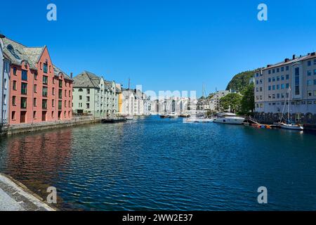 Alesund, Norvegia - 06 07 2022: Splendido porto nel centro della città di Alesund lungo la costa dell'oceano atlantico in Norvegia in una giornata di sole con blu Foto Stock
