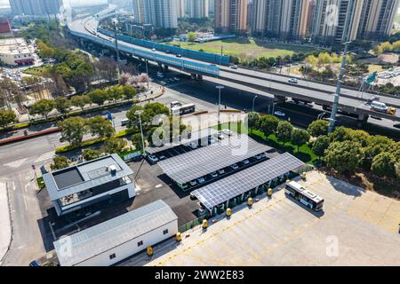 SUZHOU, CINA - 21 MARZO 2024 - le apparecchiature fotovoltaiche solari installate sul soffitto della pila di ricarica forniscono parte dell'energia pulita per la Foto Stock