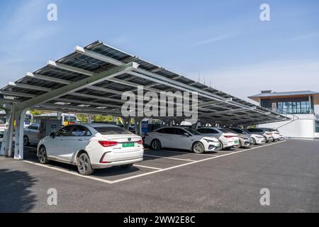 SUZHOU, CINA - 21 MARZO 2024 - i nuovi veicoli energetici si caricano su una pila di ricarica presso la stazione dimostrativa di ricarica di Kunshan Energy Vehicle South S. Foto Stock