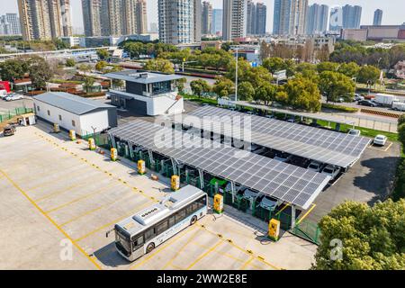 SUZHOU, CINA - 21 MARZO 2024 - le apparecchiature fotovoltaiche solari installate sul soffitto della pila di ricarica forniscono parte dell'energia pulita per la Foto Stock