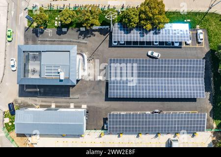 SUZHOU, CINA - 21 MARZO 2024 - le apparecchiature fotovoltaiche solari installate sul soffitto della pila di ricarica forniscono parte dell'energia pulita per la Foto Stock