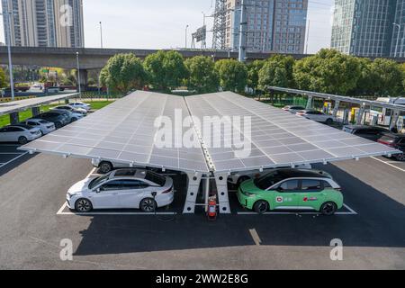 SUZHOU, CINA - 21 MARZO 2024 - i nuovi veicoli energetici si caricano su una pila di ricarica presso la stazione dimostrativa di ricarica di Kunshan Energy Vehicle South S. Foto Stock