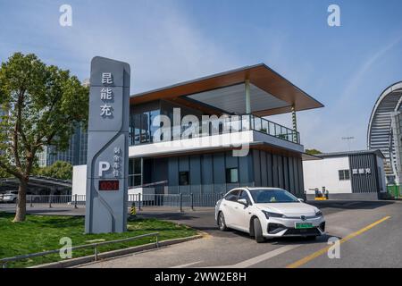 SUZHOU, CINA - 21 MARZO 2024 - Un nuovo veicolo energetico lascia la stazione di ricarica dopo aver effettuato la ricarica presso la stazione sud di Kunshan Energy Vehicle Charging Foto Stock