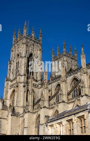 Vista verso West Towers, cattedrale di York Minster, York, Inghilterra Foto Stock