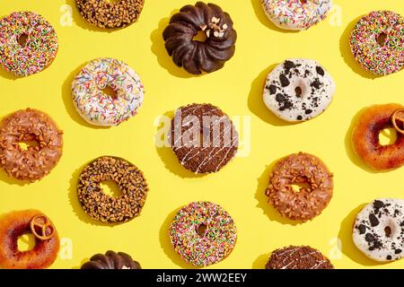 Un mucchio di ciambelle su sfondo giallo Foto Stock