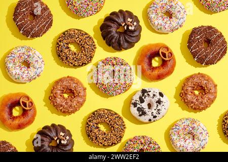 Un mucchio di ciambelle su sfondo giallo Foto Stock