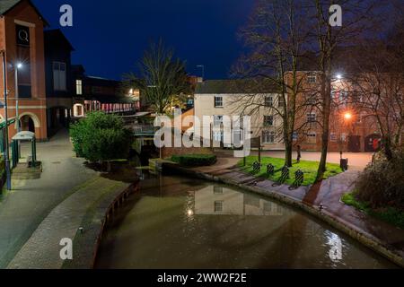 Canale di Oxford presso il centro artistico Mill a Banbury all'alba. Lungomare di Castle Quay. Banbury, Oxfordshire, Inghilterra Foto Stock