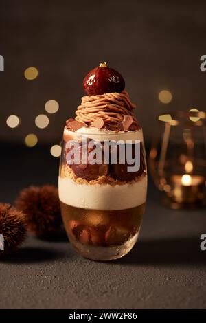 Un dessert con castagne e cioccolato Foto Stock