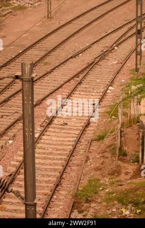 Vista dei binari ferroviari dal centro durante il giorno alla stazione ferroviaria di Kathgodam in India, vista dei binari ferroviari, incrocio ferroviario indiano, Foto Stock