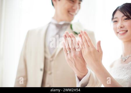 Sposa e sposo con anelli Foto Stock