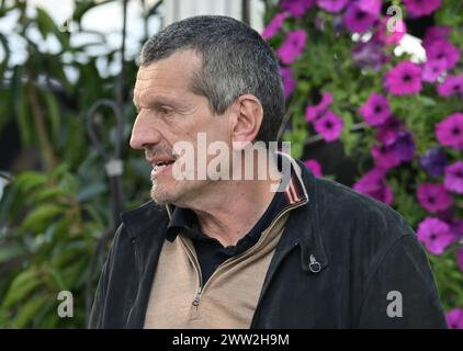 MELBOURNE, AUSTRALIA, 25 febbraio 2024. Nella foto: Guenther Steiner nel paddock del FIA Formula 1 Rolex Australian Grand Prix 2024 3° round dal 22 al 24 marzo presso l'Albert Park Street Circuit di Melbourne, Australia. Crediti: Karl Phillipson/Alamy Live News Foto Stock