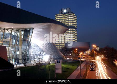 Themenbild zur BMW GROUP Jahrespressekonferenz AM 21.03.2024. ARCHIVFOTO: Die BMW Welt wird zwischen August 2003 und Herbst 2007 von den Architekten Coop Himmelblau fuer BMW in direkter naehe zum Vierzylinder a Muenchen errichtet. Auf dem Dach ist eine Solaranlage mit 800 kW Leistung installiert. Die Eroeffnung findet AM 20./21. statt. Oktober 2007 In der Markenwelt sollen BMW-Fahrzeuge, Motorsport, Innovationen und Technik ausgestellt werden. Die BMW Welt entsteht in unmittelbarer Nachbarschaft zur Konzernzentrale, zum BMW Museum und zum BMW Werk Muenchen. Durch den Bereich der Fahrzeugausli Foto Stock