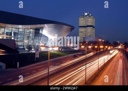 Themenbild zur BMW GROUP Jahrespressekonferenz AM 21.03.2024. ARCHIVFOTO: Die BMW Welt wird zwischen August 2003 und Herbst 2007 von den Architekten Coop Himmelblau fuer BMW in direkter naehe zum Vierzylinder a Muenchen errichtet. Auf dem Dach ist eine Solaranlage mit 800 kW Leistung installiert. Die Eroeffnung findet AM 20./21. statt. Oktober 2007 In der Markenwelt sollen BMW-Fahrzeuge, Motorsport, Innovationen und Technik ausgestellt werden. Die BMW Welt entsteht in unmittelbarer Nachbarschaft zur Konzernzentrale, zum BMW Museum und zum BMW Werk Muenchen. Durch den Bereich der Fahrzeugausli Foto Stock