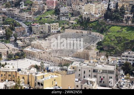 l'anfiteatro romano ricostruito con i suoi 6000 posti nel centro di amman in giordania visto dalla cittadella Foto Stock