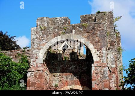 Vista del castello di Rougemont (noto anche come castello di Exter), le rovine della porta nel centro della città, Exeter, Devon, Regno Unito, Europa Foto Stock