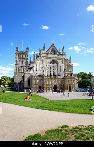 Vista frontale della Cattedrale (Chiesa Cattedrale di San Pietro in Essex) con i turisti che si godono l'ambiente, Exeter, Devon, Regno Unito, Europa. Foto Stock