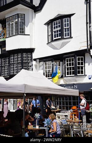 Turisti che si rilassano fuori dall'edificio Mols a Cathedral Close, Exeter, Devon, Regno Unito, Europa. Foto Stock