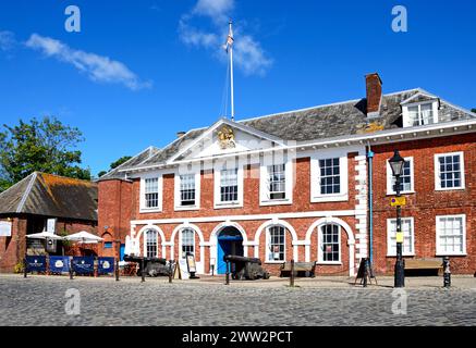 Vista frontale della Custom House (ora centro visitatori) lungo il lungomare, Exeter, Devon, Regno Unito, Europa. Foto Stock