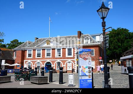 Vista frontale della Custom House (ora un centro visitatori) lungo il lungomare con un cartello informativo in primo piano, Exeter, Devon, Regno Unito. Foto Stock