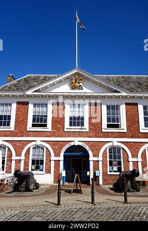 Vista frontale della Custom House (ora centro visitatori) lungo il lungomare, Exeter, Devon, Regno Unito, Europa. Foto Stock