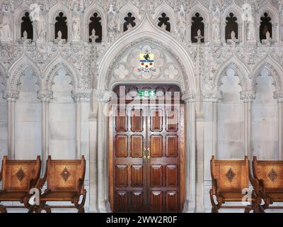 Porta, sedie e pareti decorate nella cattedrale cristiana di St Giles, Edimburgo, Scozia. Foto Stock