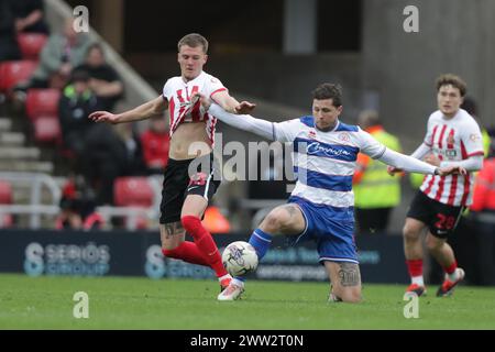 Lyndon Dykes dei Queens Park Rangers tira la maglia di Leo Hjelde di Sunderland - Sunderland contro Queens Park Rangers, Sky Bet Championship, Stadium of Light, Sunderland, Regno Unito - 16 marzo 2024 solo uso editoriale - si applicano restrizioni DataCo Foto Stock