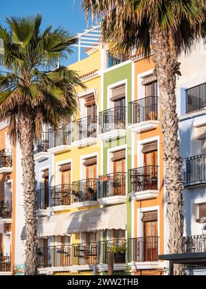 Villajoyosa, Spagna; 16 marzo 2024: Belle facciate con balconi nel villaggio di Villajoyosa, provincia di Alicante Foto Stock