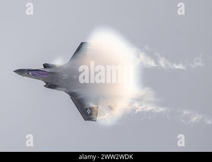 Un F-35A Lightning II della U.S. Air Force assegnato all'F-35A Lightning II Demonstration Team esegue un'esibizione aerea di esercitazione presso Hill AFB Foto Stock